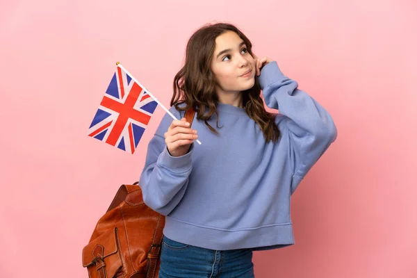 Menina Segurando Uma Bandeira Reino Unido Isolado Fundo Rosa Com — Fotografia de Stock