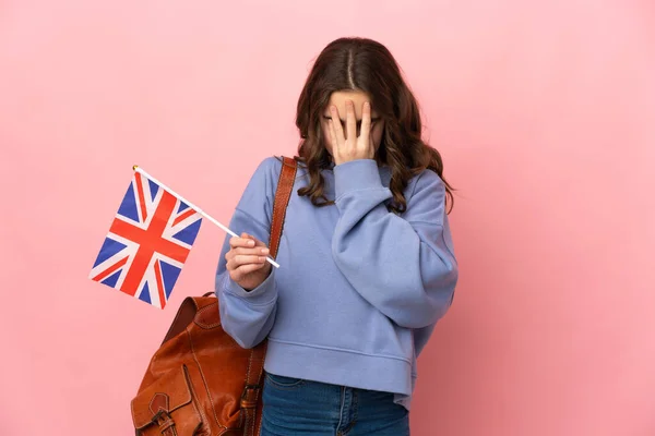 Dívka Drží Vlajku Spojeného Království Izolované Růžovém Pozadí Unaveným Nemocným — Stock fotografie