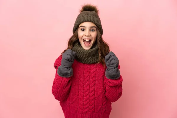Dívka Zimní Klobouk Izolované Růžovém Pozadí Slaví Vítězství Pozici Vítěze — Stock fotografie