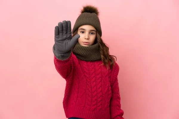 Liten Flicka Med Vinter Hatt Isolerad Rosa Bakgrund Gör Stopp — Stockfoto
