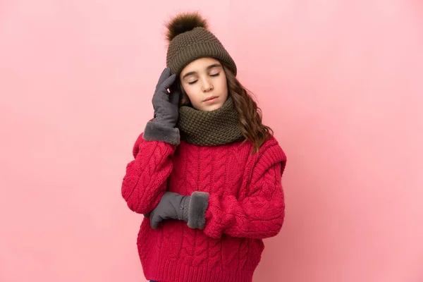 Kış Şapkalı Küçük Kız Pembe Arka Planda Baş Ağrısı Ile — Stok fotoğraf