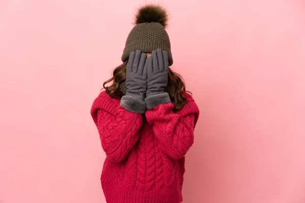 Liten Flicka Med Vinter Hatt Isolerad Rosa Bakgrund Med Trött — Stockfoto