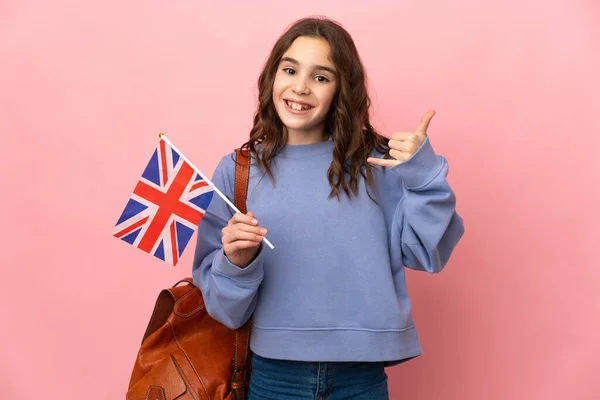 Holčička Držící Vlajku Spojeného Království Izolovanou Růžovém Pozadí Mávající Telefonem — Stock fotografie