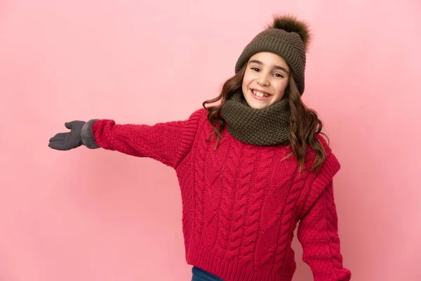 Liten Flicka Med Vinter Hatt Isolerad Rosa Bakgrund Sträcker Händerna — Stockfoto