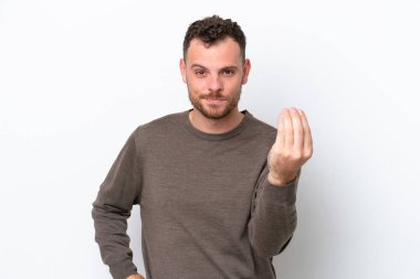 Beyaz arka planda izole edilmiş genç Brezilyalı adam İtalyan jestleri yapıyor.