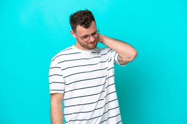 Mavi arka planda boynu ağrıyan genç Brezilyalı bir adam.