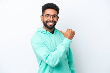 Genç Brezilyalı adam beyaz arka planda soyutlanmış gururlu ve kendinden memnun