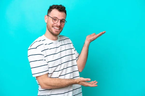 Junger Brasilianischer Mann Isoliert Auf Blauem Hintergrund Der Die Hände — Stockfoto