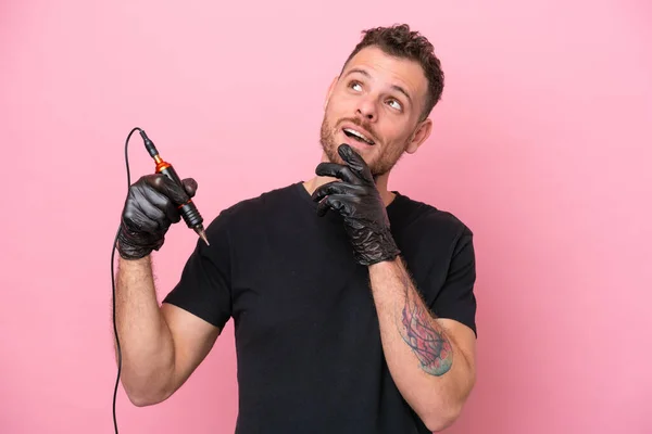 Tattoo Artist Brazilian Man Isolated Pink Background Looking While Smiling — Stockfoto