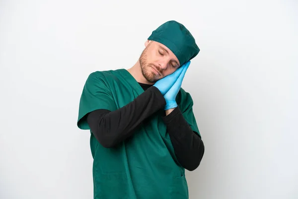 Cirujano Hombre Brasileño Uniforme Verde Aislado Sobre Fondo Blanco Haciendo —  Fotos de Stock