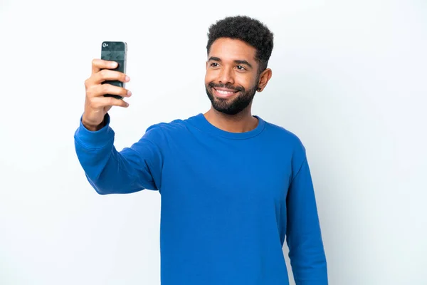 Młody Brazylijczyk Człowiek Odizolowany Białym Tle Robi Selfie — Zdjęcie stockowe