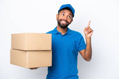 Teslimat yapan Brezilyalı adam beyaz arka planda izole edilmiş. Harika bir fikre işaret ediyor.