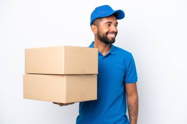 Teslimat yapan Brezilyalı adam beyaz arka planda izole edilmiş.