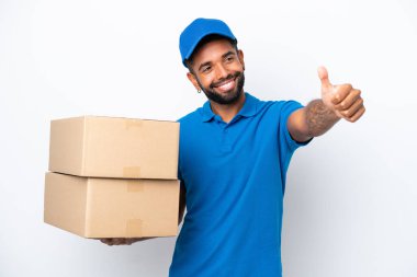 Teslimat yapan Brezilyalı beyaz arka planda izole edilmiş bir adam baş parmak hareketi yapıyor.
