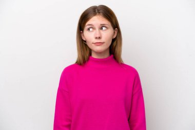 Beyaz arka planda izole edilmiş genç bir İngiliz kadın şüpheli hareketler yapıyor.