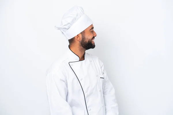 Joven Chef Brasileño Aislado Sobre Fondo Blanco Riendo Posición Lateral —  Fotos de Stock