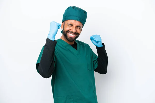 身穿绿色制服的巴西外科医生被隔离在白色背景下庆祝胜利 — 图库照片