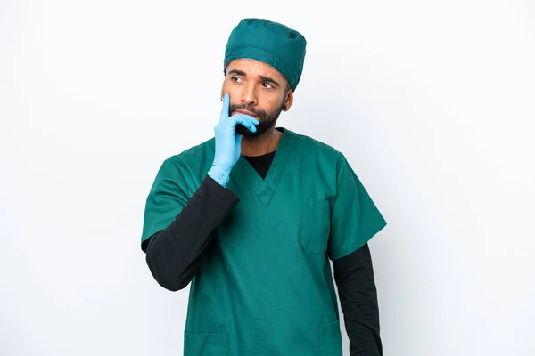 Cirurgião Brasileiro Uniforme Verde Isolado Sobre Fundo Branco Com Dúvidas — Fotografia de Stock