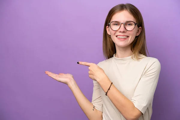 Young English Woman Isolated Purple Background Holding Copyspace Imaginary Palm — Foto Stock