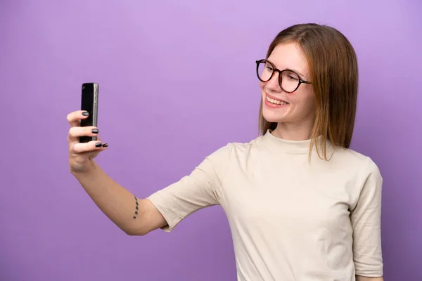 Mor Arka Planda Izole Edilmiş Genç Bir Ngiliz Kadın Selfie — Stok fotoğraf