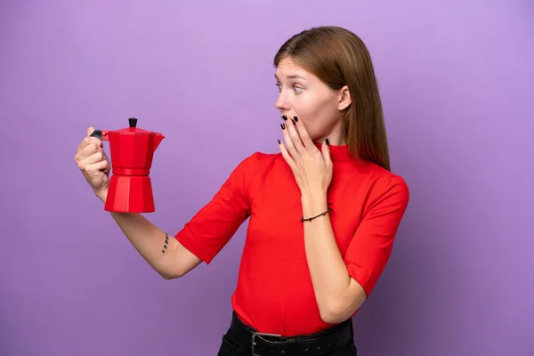 Молодая Английская Женщина Держит Кофе Горшок Изолирован Фиолетовом Фоне Удивлением — стоковое фото