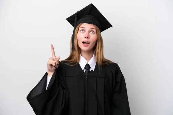 Νεαρή Απόφοιτος Πανεπιστημίου Αγγλίδα Γυναίκα Απομονωμένη Λευκό Φόντο Που Δείχνει — Φωτογραφία Αρχείου