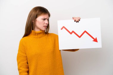 Beyaz arka planda izole edilmiş genç bir İngiliz kadını, elinde azalan bir istatistik okuyla hüzünlü bir ifadeyle bir tabela tutuyor.