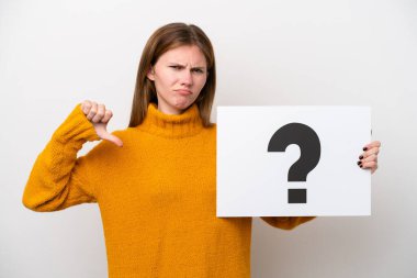 Beyaz arka planda izole edilmiş genç bir İngiliz kadın soru işareti olan bir pankart tutuyor ve kötü sinyal veriyor.