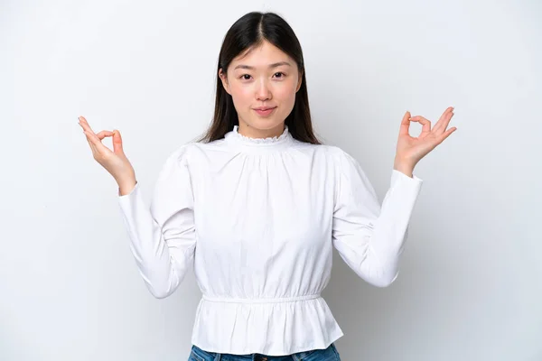 Ung Kinesisk Kvinna Isolerad Vit Bakgrund Zen Pose — Stockfoto