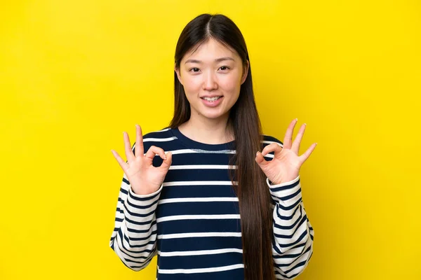 Fiatal Kínai Elszigetelt Sárga Háttér Mutatja Jel Két Kézzel — Stock Fotó