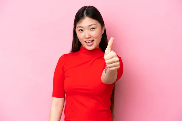 Fiatal Kínai Elszigetelt Rózsaszín Háttér Hüvelykujjal Felfelé Mert Valami Történt — Stock Fotó