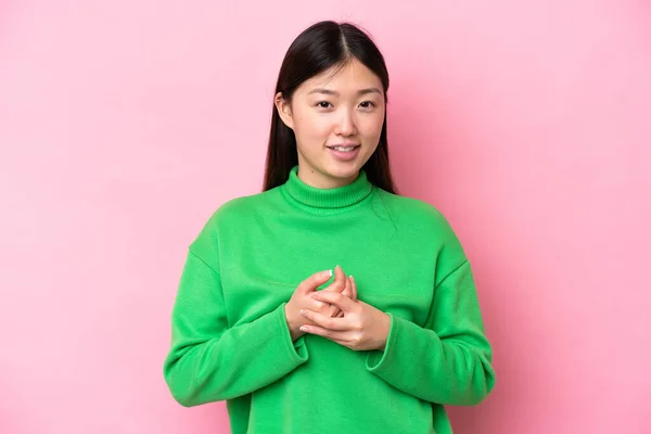 Joven Mujer China Aislada Sobre Fondo Rosa Riendo —  Fotos de Stock