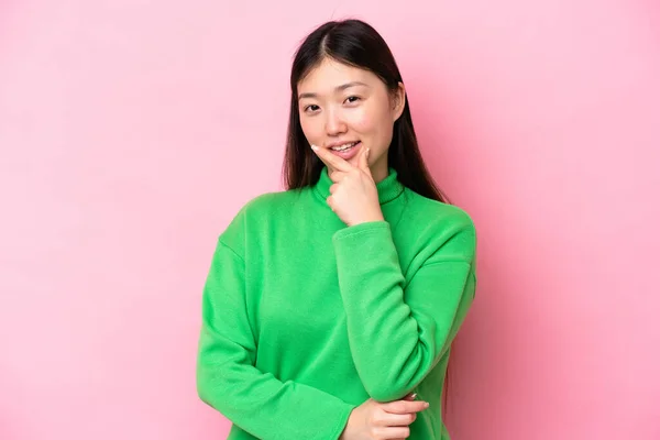 Joven Mujer China Aislada Sobre Fondo Rosa Feliz Sonriente —  Fotos de Stock