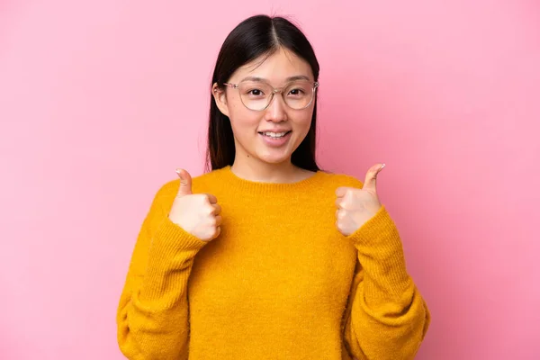 Fiatal Kínai Elszigetelt Rózsaszín Háttér Szemüveggel Hüvelykujj Fel — Stock Fotó