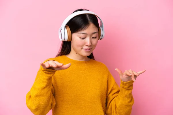Jonge Chinese Vrouw Geïsoleerd Roze Achtergrond Luisteren Muziek Dansen — Stockfoto