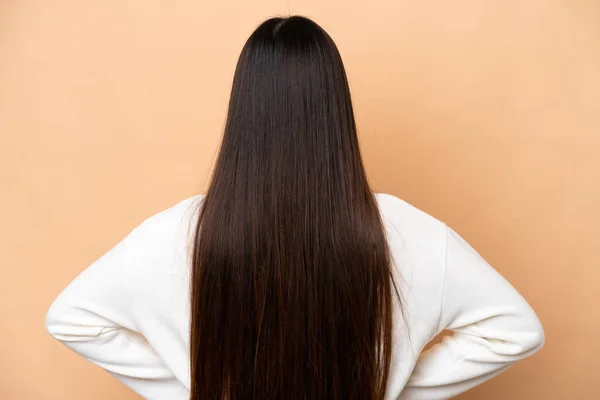 Junge Chinesin Isoliert Auf Beigem Hintergrund Rückenlage — Stockfoto