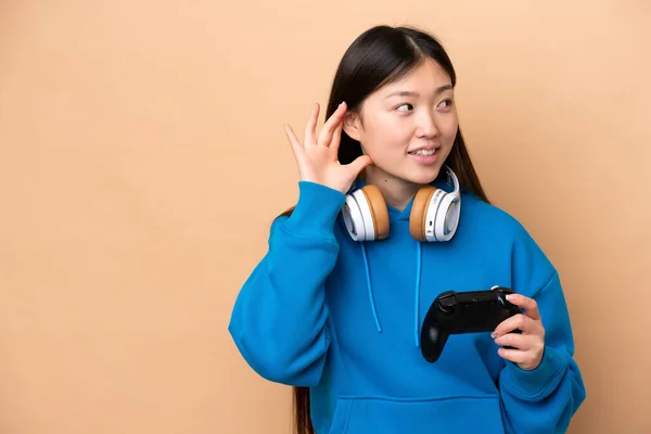 Jeune Homme Chinois Jouant Avec Une Manette Jeu Vidéo Isolé — Photo