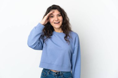 Beyaz arka planda izole edilmiş genç Rus kız bir şey fark etti ve çözüme niyetlendi.