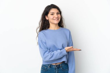 Genç Rus kız beyaz arka planda izole edilmiş bir şekilde bir fikir sunuyor.