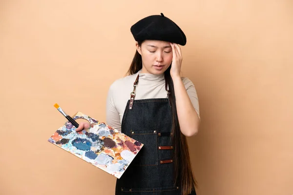 Genç Çinli Ressam Kadın Bej Arka Planda Izole Edilmiş Baş — Stok fotoğraf