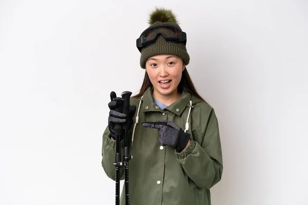 Mladá Číňanka Sobě Zimní Bunda Izolované Bílém Pozadí Ukazuje Stranu — Stock fotografie