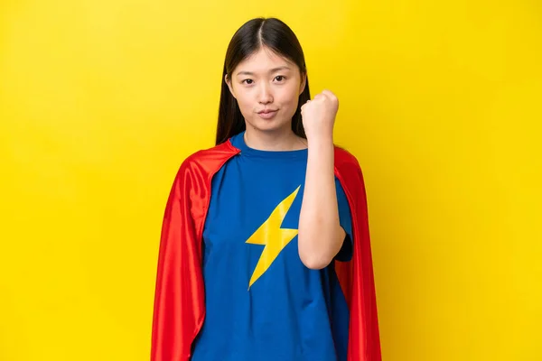 Mladá Číňanka Izolované Žlutém Pozadí Kostýmu Superhrdiny — Stock fotografie