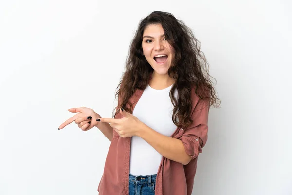 Adolescente Russo Menina Isolado Fundo Branco Surpreso Apontando Lado — Fotografia de Stock