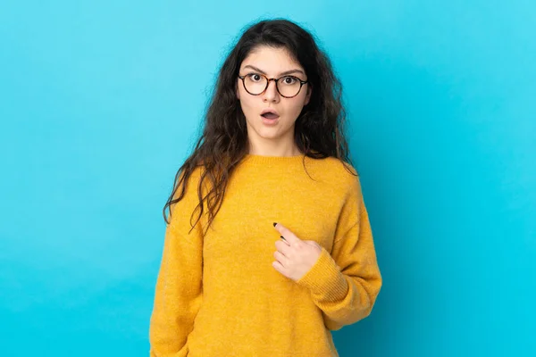 Adolescente Russo Menina Isolado Fundo Azul Apontando Para Mesmo — Fotografia de Stock