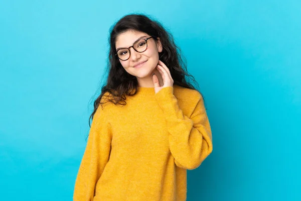 Tiener Russisch Meisje Geïsoleerd Blauw Achtergrond Lachen — Stockfoto