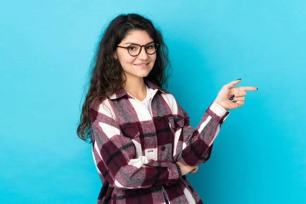 Adolescente Russo Menina Isolada Fundo Azul Apontando Dedo Para Lado — Fotografia de Stock