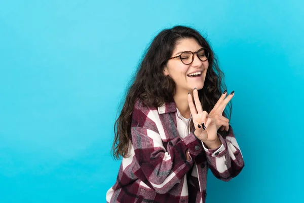 Adolescente Russo Menina Isolada Fundo Azul Sorrindo Mostrando Sinal Vitória — Fotografia de Stock