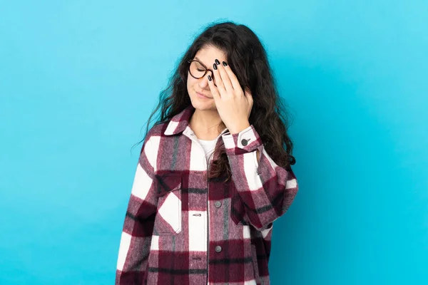 Teenager Russische Mädchen Isoliert Auf Blauem Hintergrund Mit Kopfschmerzen — Stockfoto