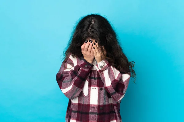Adolescente Ragazza Russa Isolata Sfondo Blu Con Espressione Stanca Malata — Foto Stock