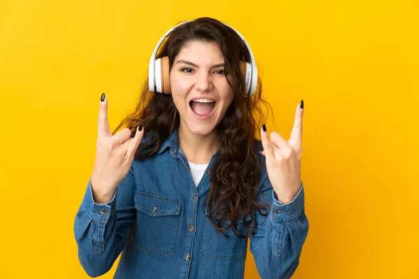 Έφηβη Ρωσίδα Απομονωμένη Κίτρινο Φόντο Ακούγοντας Μουσική Κάνοντας Ροκ Χειρονομία — Φωτογραφία Αρχείου
